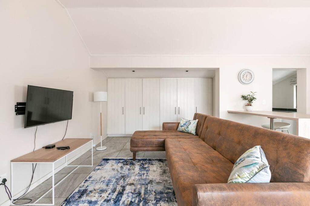31 On Gambia B - Lovely With Secure Parking Apartment *